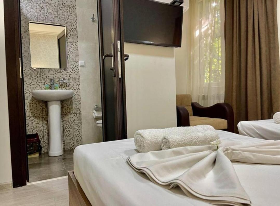 Merien Hotel Ереван Экстерьер фото